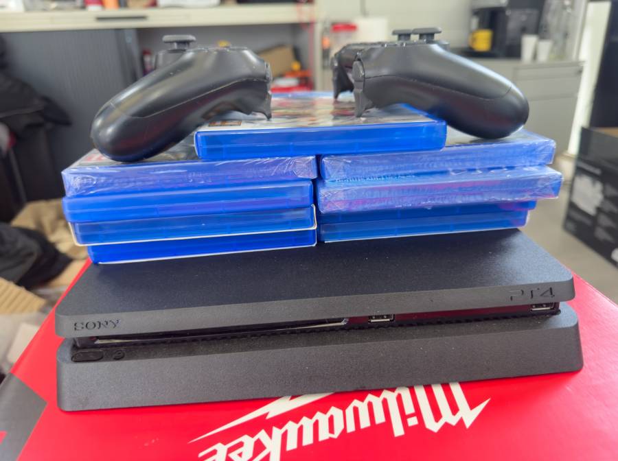 Playstation 4 slim
