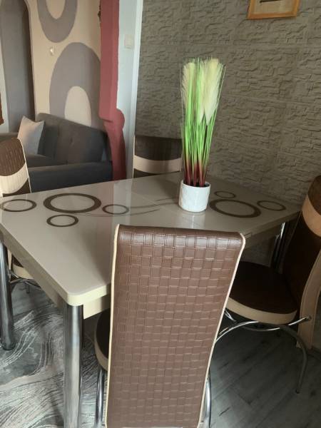 Vând masă cu patru scaune