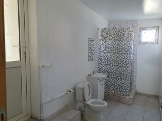 Urgent Vila cu 4 camere, 3 bai, 2 holuri, depozit,
