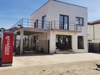 Urgent Vila cu 4 camere, 3 bai, 2 holuri, depozit,
